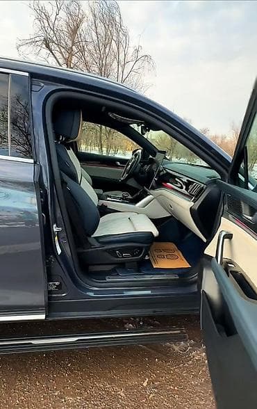 Электротранспорт: Электромобиль кроссовер (7‑местный SUV) темно‑серого цвета.Пробег 630 — 2