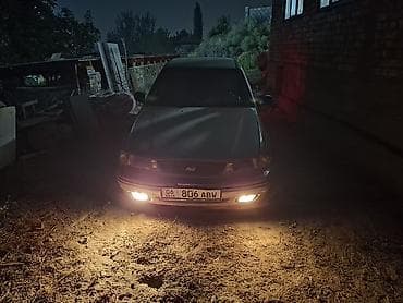 volvo 240: Легковой автомобиль седан, передняя часть с эмблемой RS. Цвет темный — 1