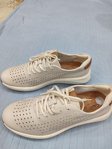 Мокасины и лоферы: Продаю женские кроссовки из белой кожи(Clarks-Британский бренд) — 1