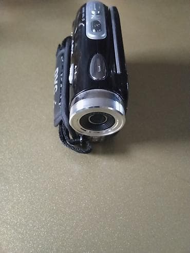 Компактная цифровая видеокамера с откидным поворотным дисплеем