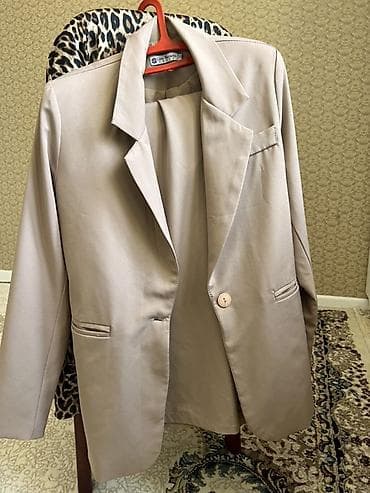 Женский бежево коралловый пиджак с брюками - Классический крой с