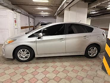 тае: Toyota Prius: 2013 г., Гибрид, Хэтчбэк — 2