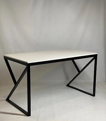Письменный стол с белой столешницей и черным металлическим каркасом в