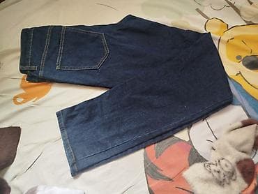 Джинсы классического кроя из плотного денима темно‑синего цвета. -