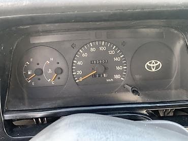 2 8: Toyota Hiace: 1995 г., 2 л, Механика, Бензин, Фургон — 4