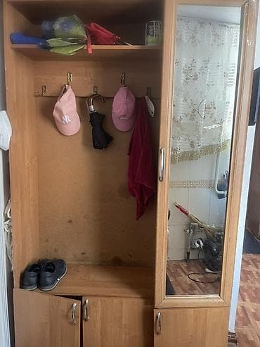 Прихожая модульная из ЛДСП (цвет под дерево) с зеркальным шкафом