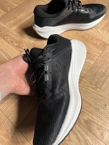 беговую: Легкие беговые кроссовки черного цвета - Верх: дышащая текстильная — 1