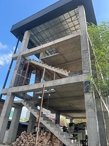 продаю гараж бишкек: Продается 3-этажное коммерческое здание 📍 Суюмбаева / Баетова — 5