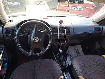 Унаа сатуу: Volkswagen Golf: 2001 г., 1.6 л, Кол менен иштөөчү, Бензин, Хетчбек — 10