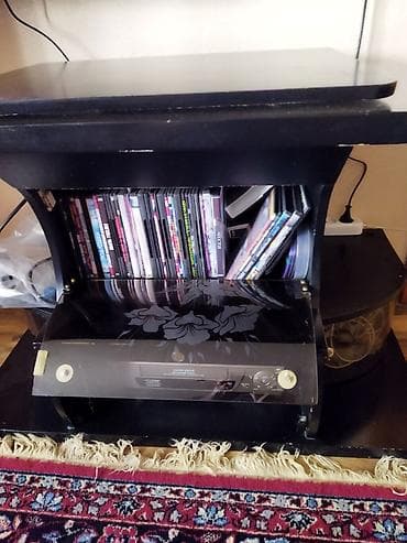 Продаю полку под большой телевизор