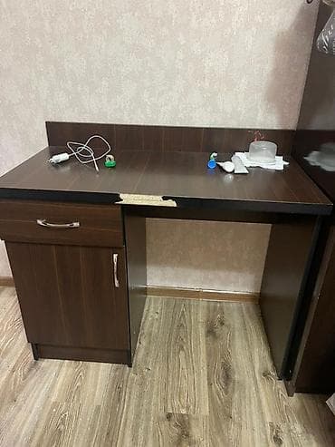 Үй жана бакча: Компьютердик үстөлү, Текчелери бар — 1