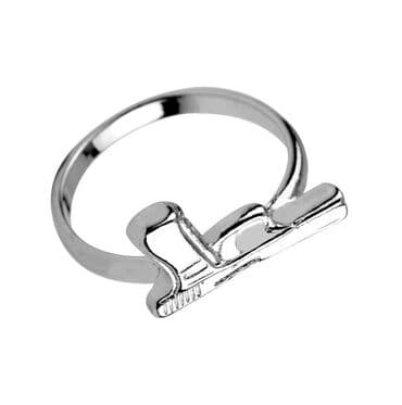 эксклюзивные свадебные пригласительные: Стильное серебристое кольцо с оригинальным дизайном в форме пистолета — 3