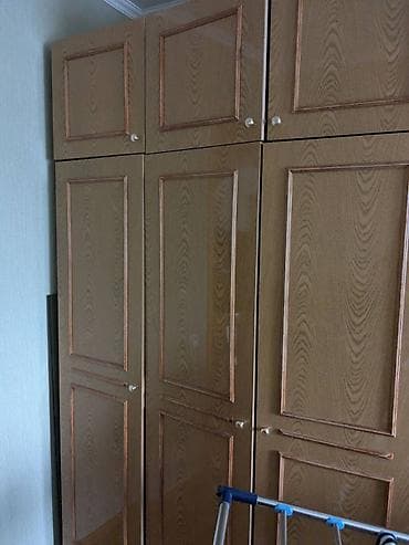 Трехстворчатый шкаф "Кыргызмебель" в хорошем состоянии