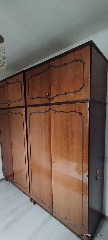 Шкафтар: Продаются 2 шкафа двухстворчатые. Верхние полки отделяются (уже в — 4