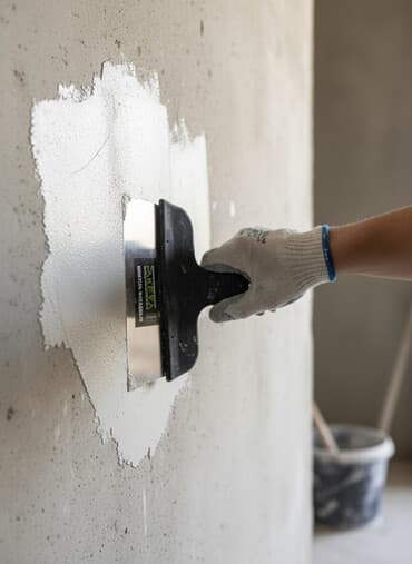 Фасадный шпатель "Ракета" с лезвием из нержавеющей стали и удобной