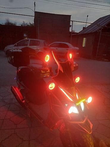 ош скутери: Тип скутера 150 куб. см, Бензин — 3