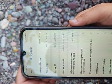 pixel 2: Смартфон с плоскими гранями и матовым тёмным корпусом. Особенности: - — 5