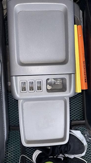 Аксессуары для салона: Подлокотник Toyota, цвет - Серый, Б/у — 1