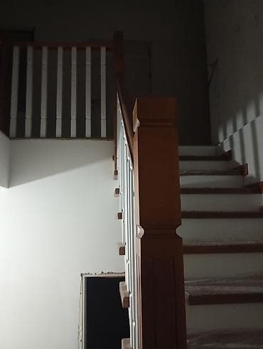 Деревянная лестница Для дома, Форма лестницы: Г-образная, Стиль: Классический at lalafo.kg Деревянная лестница Для дома, Форма лестницы: Г-образная, Стиль: Классический