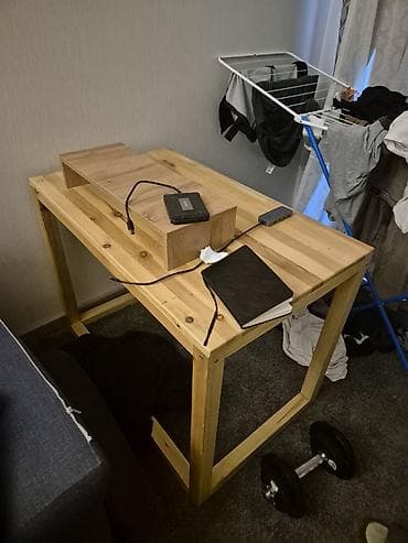 Продам стол 1000 сом. Есть потёртости, незначительные вмятины и два