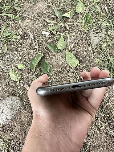es 10: IPhone 11, Черный — 5