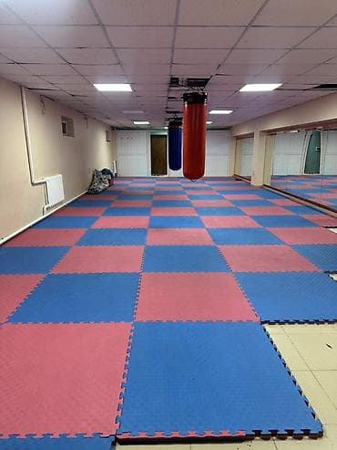Кыймылсыз мүлк: Сдается цокольное помещение в Ак- орго 130м, первая линия, много места — 2