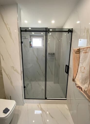 Стеклянные ограждения и двери для душа на заказ - Форматы: распашные