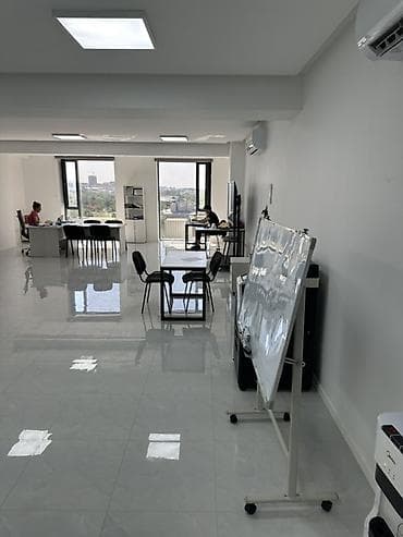 open space: Аренда офисов, 92 м², В бизнес центре, С видом на горы, 1 линия, С оборудованием — 7