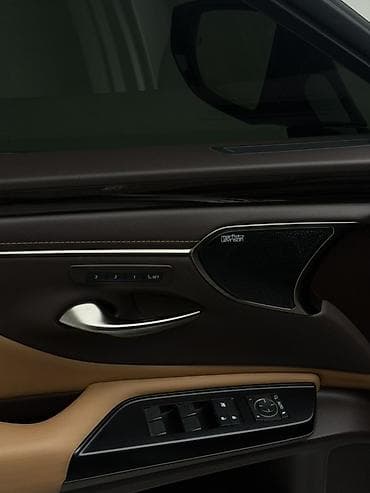 люк на 210: Lexus ES: 2020 г., 2.5 л, Вариатор, Гибрид, Седан — 10