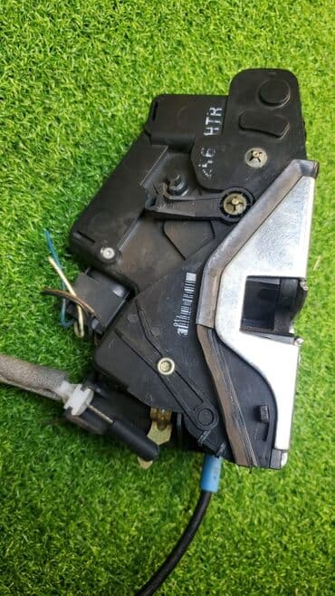 e46: Кронштейн ручки правой двери Оригинальный номер запчасти: M54B30 231 — 3