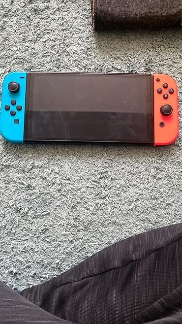 Nintendo Switch (версия с неоновыми Joy‑Con: синий/красный)