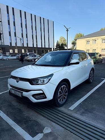 mazda примаси: Компактный кроссовер белого цвета с черной крышей и рейлингами — 7