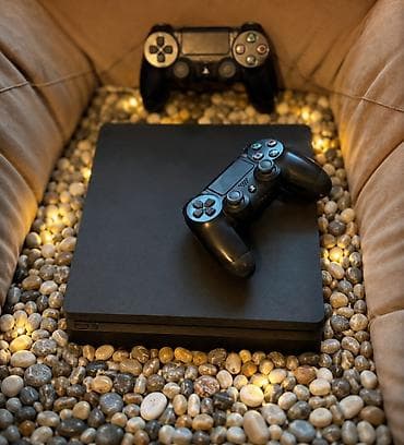 Видеоигры и приставки: 🎮 Продаю PS4 Slim 1TB (прошитая) ✅ Память 1TB ✅ Более 20 топовых игр — 1