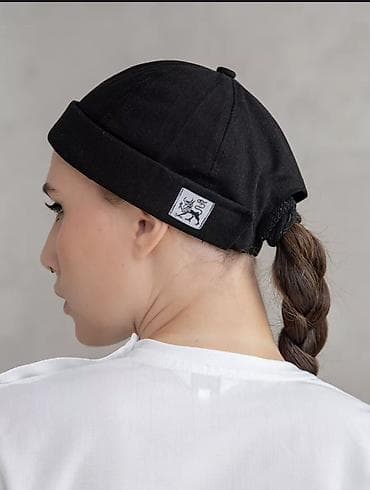 форма военый: Черная шапка-бини с отворотом и логотипной нашивкой сбоку. Модель — 2