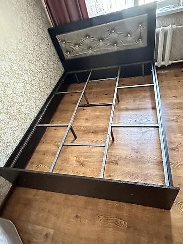 Кровати: Двуспальная кровать с мягким изголовьем и металлическим основанием. - — 4