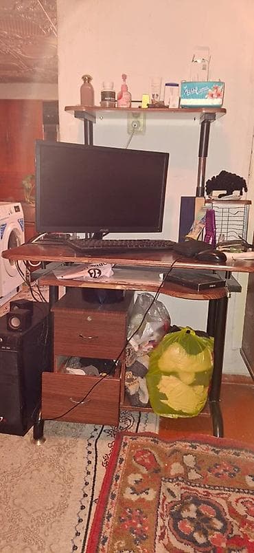 Компьютерный стол, С полками