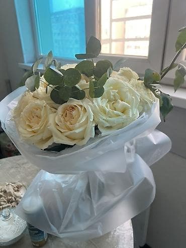 LED гирляндалар: Букет из кремовых роз с эвкалиптом - Состав: крупные кремовые розы — 1