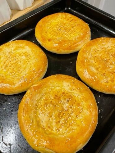 продаю яйцо: Сосиски в тесте, свежая выпечка из пекарни. - Румяная, глянцевая — 13