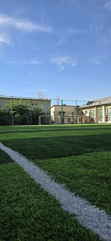 Услуги укладки искусственного газона - Поле с профессиональным