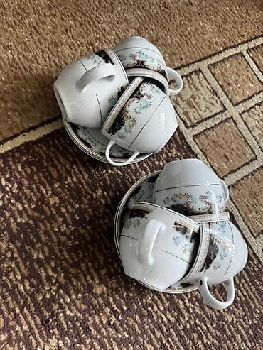 Чайный набор из фарфора с классическим цветочным орнаментом. Состав