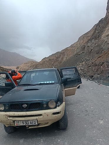 Транспорт: Nissan Terrano II: 1996 г., 2.4 л, Кол менен иштөөчү, Бензин, Жол тандабас — 3