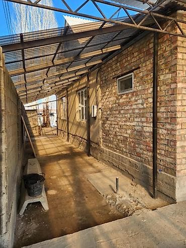 продаю связи с переездом: 🏡 Срочно продается дом в ж/м Ак-Босого, г. Бишкек Продается уютный — 8