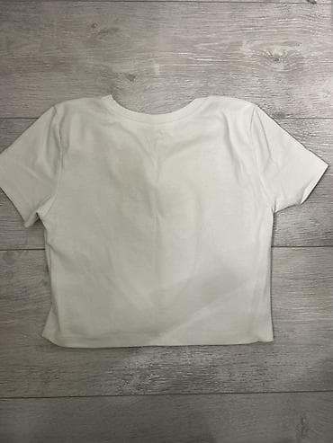 Короткая женская футболка (кроп-топ) молочного цвета. - Принт