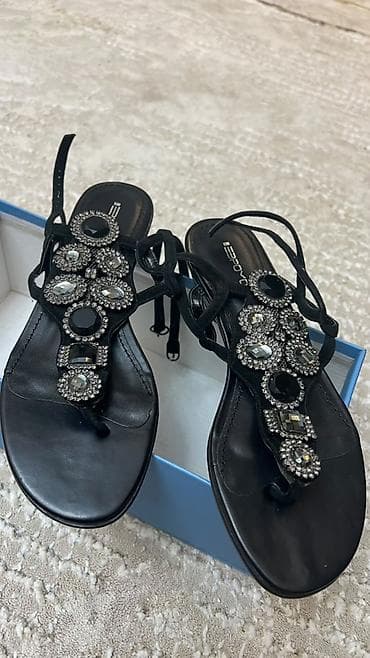 Босоножки, сандалии, шлепанцы: Женские сандалии BCBGMAXAZRIA - Цвет: черный - Дизайн: т-образные — 1