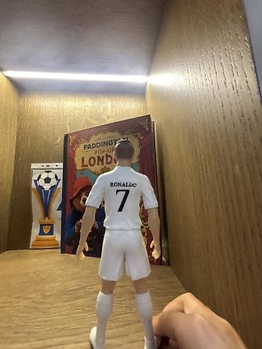 Фигурка футболиста в белой форме с номером 7 и надписью “Ronaldo” на at lalafo.kg Фигурка футболиста в белой форме с номером 7 и надписью “Ronaldo” на