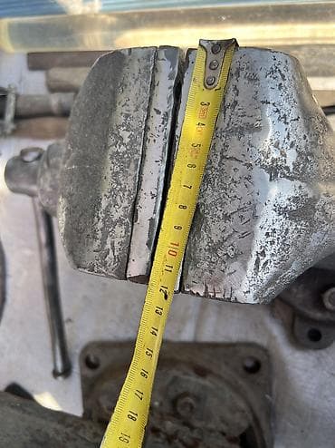 Инструменттер: Тиски слесарные поворотные, массивные, чугунное литое основание.СССР — 4