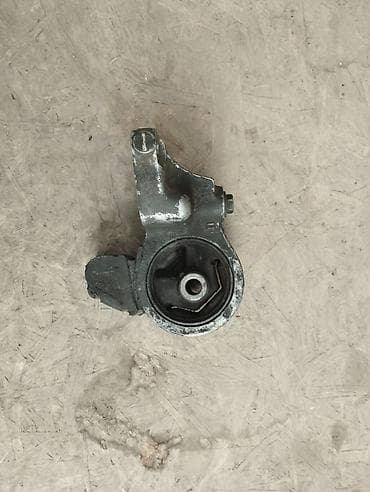 mazda cronos: Подушка мотора Toyota — 2