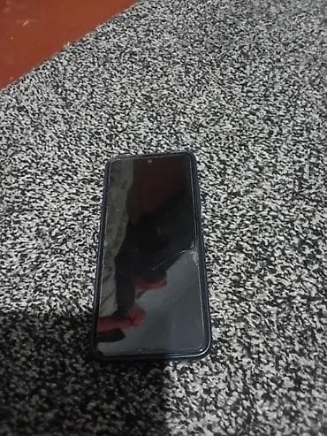 Смартфон с экраном ~6–6.5" (безрамочный дизайн с фронтальной камерой в