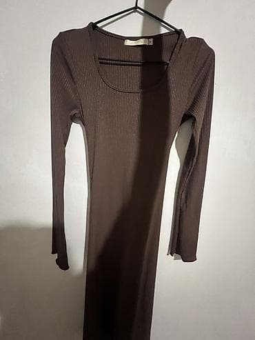 Продаю коричневое платье размер S, облегающее с веревочками сзади