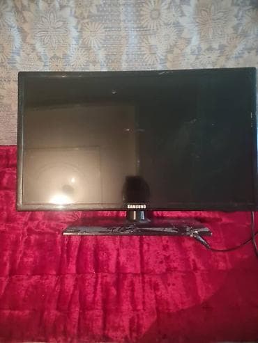 Телевизор Samsung (диагональ около 22–24"). Плоская панель, настольная